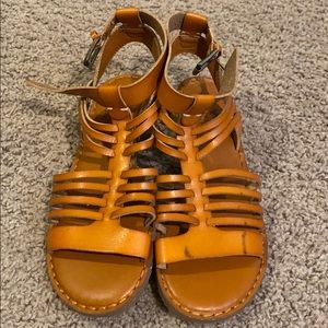 American Eagle AE tan gladiator cage sandal sz 8